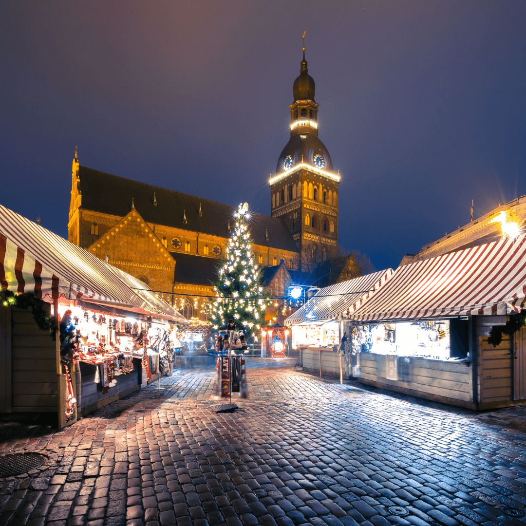 Árbol de Navidad decorado e iluminado, Mercado de Navidad y la Catedral de Santa María en la Plaza de la Catedral, Doma laukums, Riga, Letonia