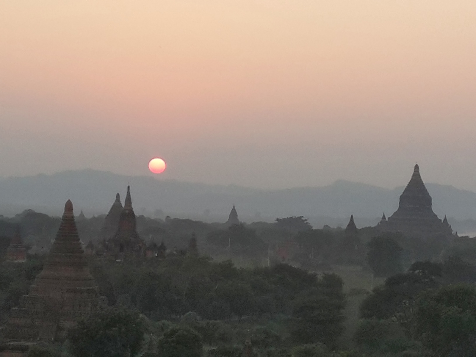 alba nell'antica città di Bagan, in Birmania