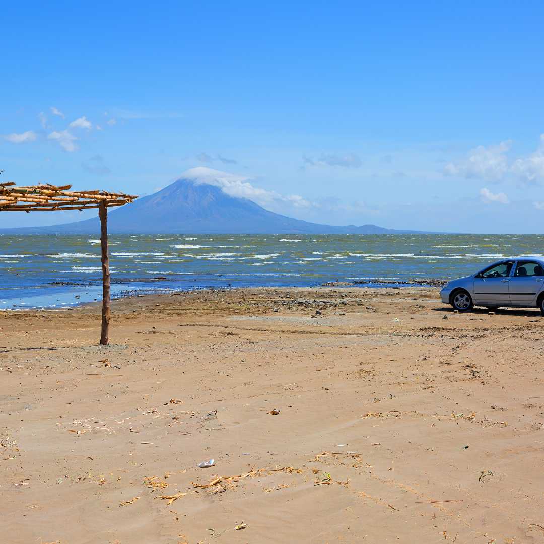 Никарагуа. Вулкан Момбачо на озере Никарагуа