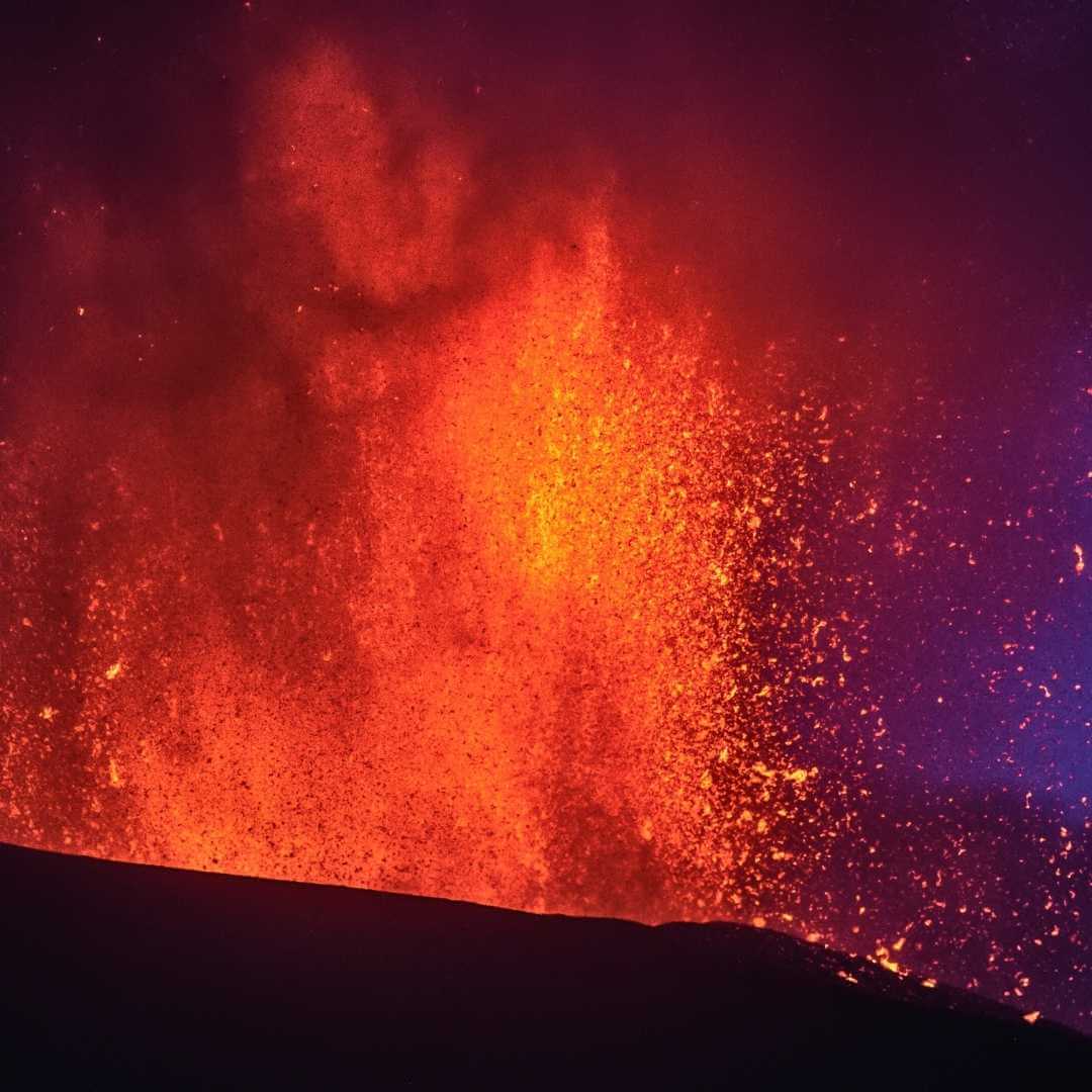 L'Etna erutta dal cratere Voragine.