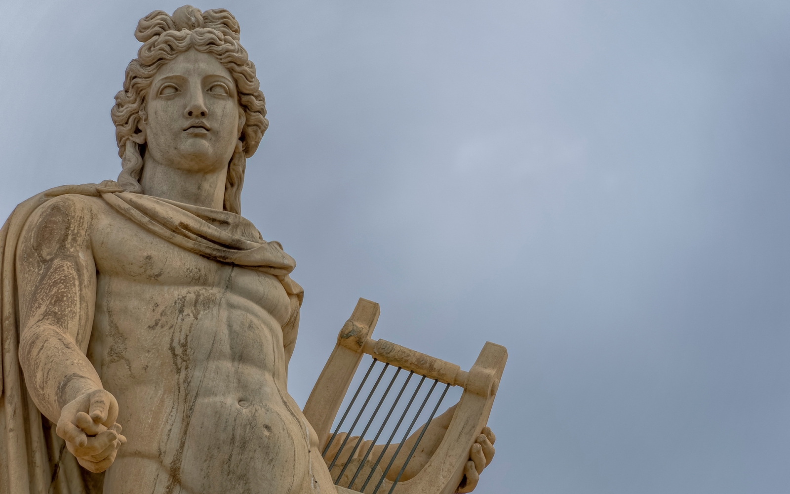 Estatua de mármol de Apolo, el antiguo dios de la música y la poesía, Atenas, Grecia