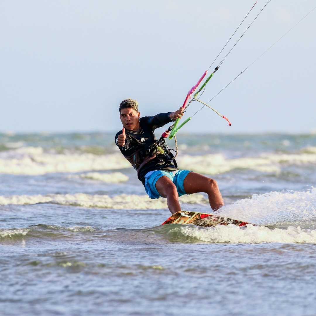 Un hombre practicando kitesurf en la playa de Guincho