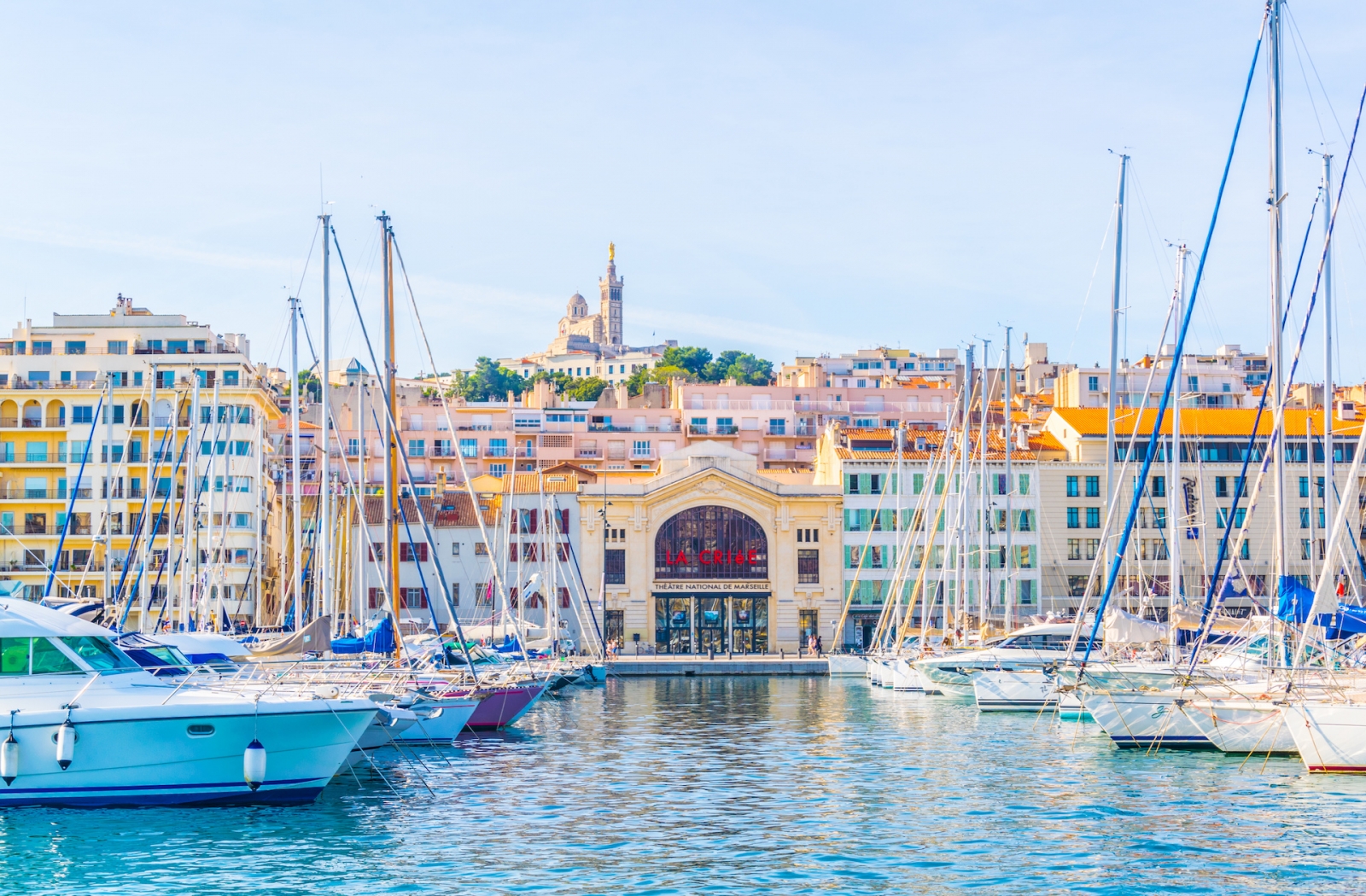 Basílica de Notre-Dame de la Garde con vistas al puerto viejo de Marsella, Francia