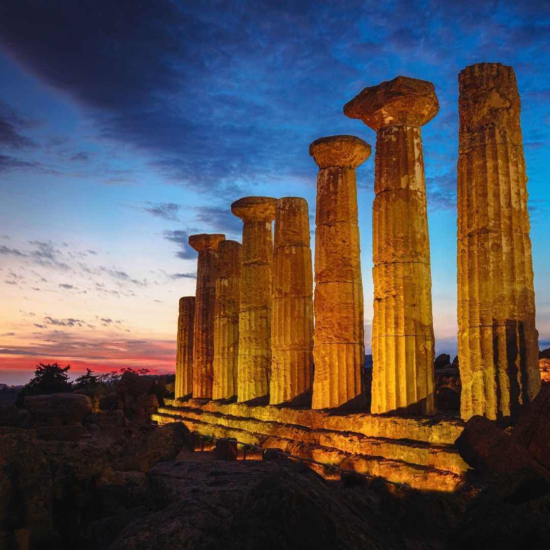 Tempio di Eracle a Agrigento al tramonto, Italia