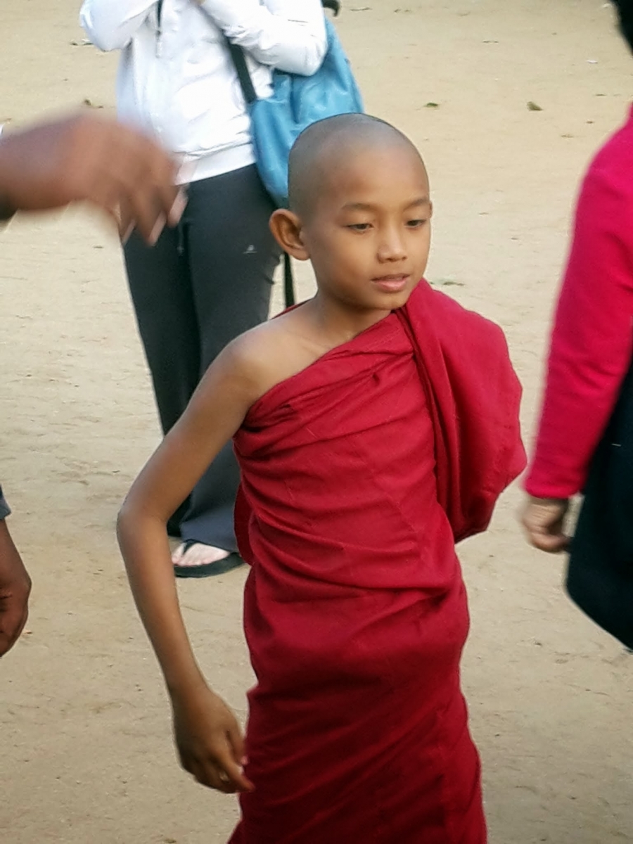 Giovane monaco buddista in Birmania