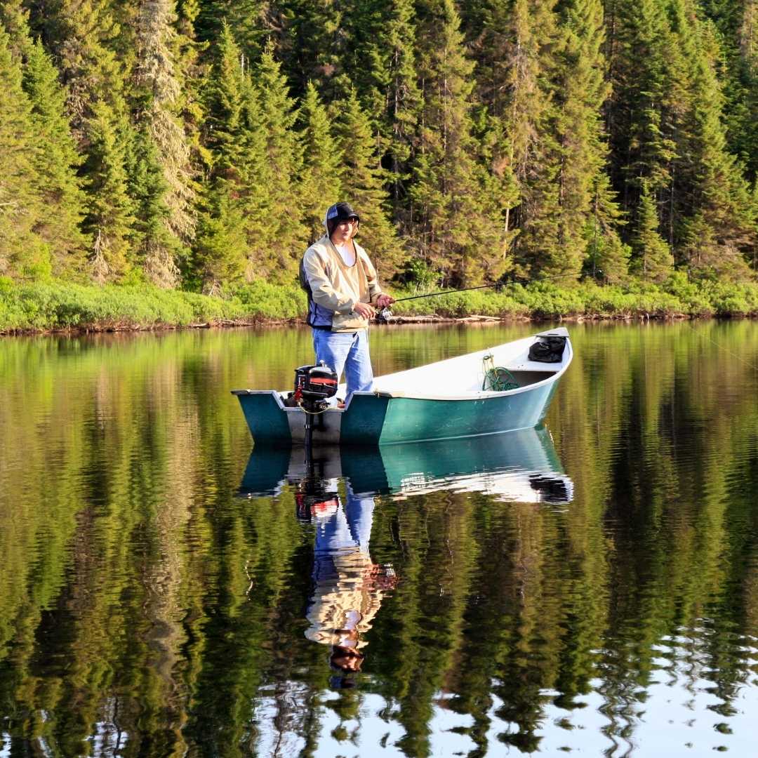 Pescador en un lago tranquilo