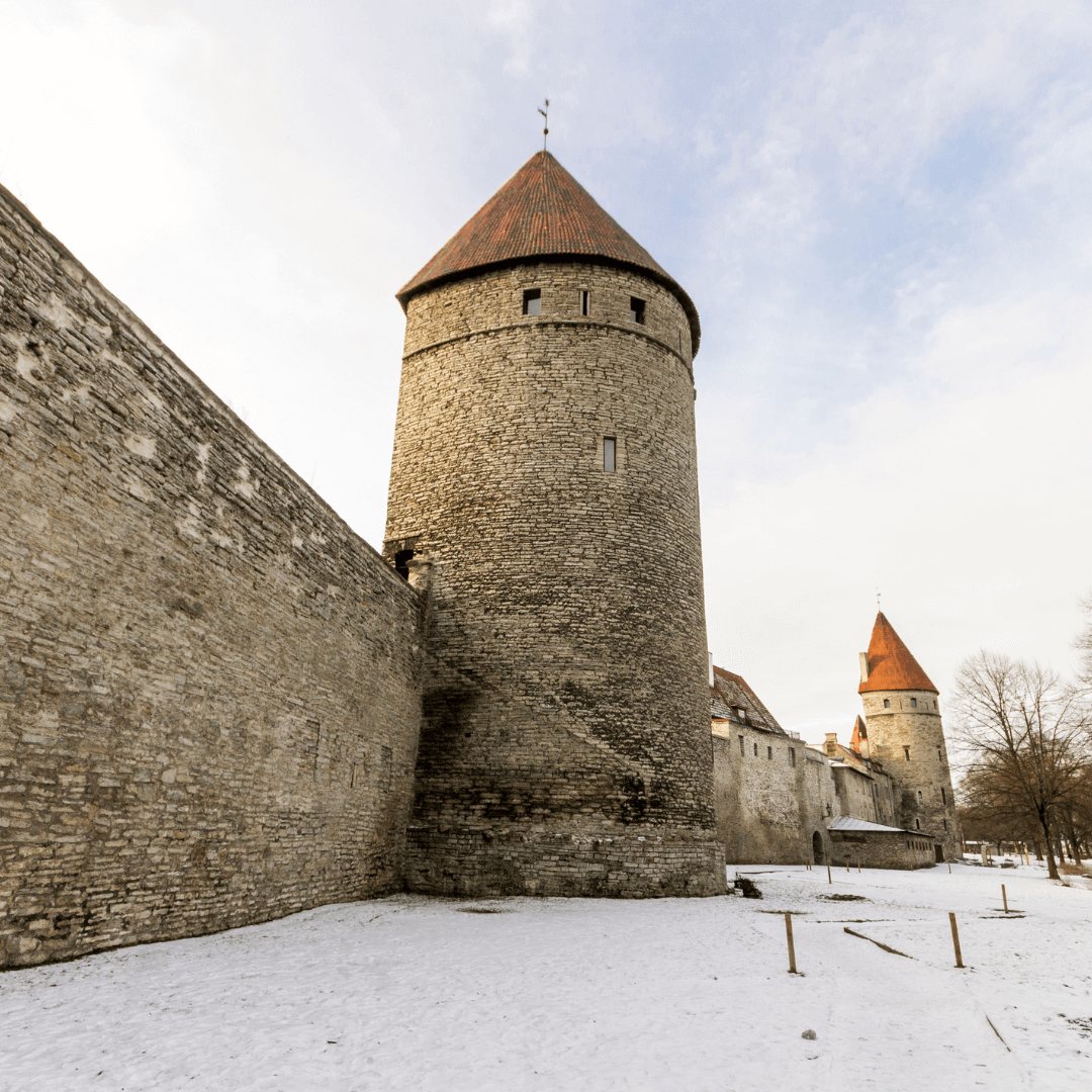 Tallinn, Estonia. Le mura e le torri della Città Vecchia di Tallinn, capitale dell'Estonia. Un sito del patrimonio mondiale