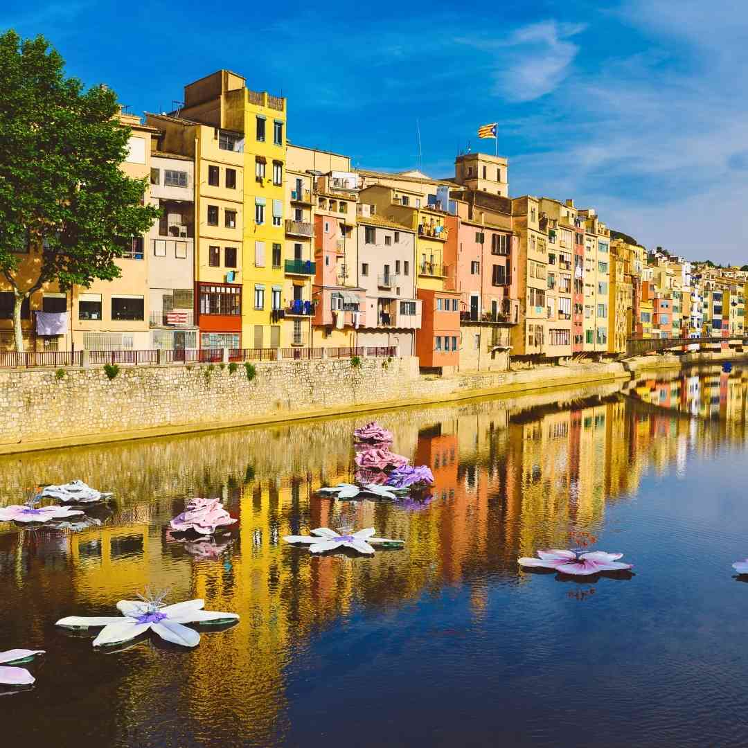 Imbarcadero con edifici residenziali sul fiume Onyar a Girona