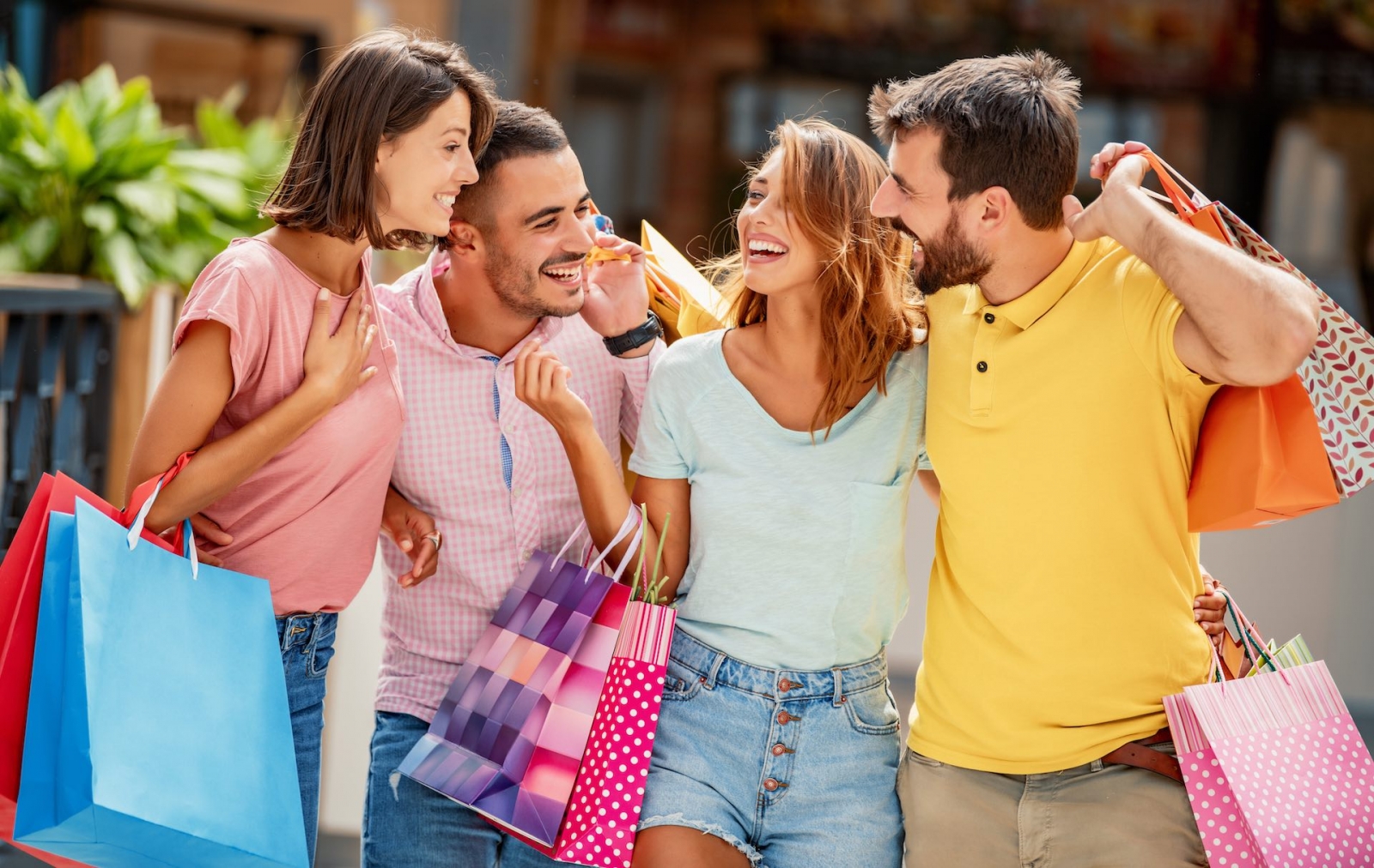 Amigos disfrutando de compras en la ciudad.