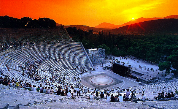 Aujourd’hui, comme il y a deux-mille ans, au théâtre d’Epidaure on joue des spectacles