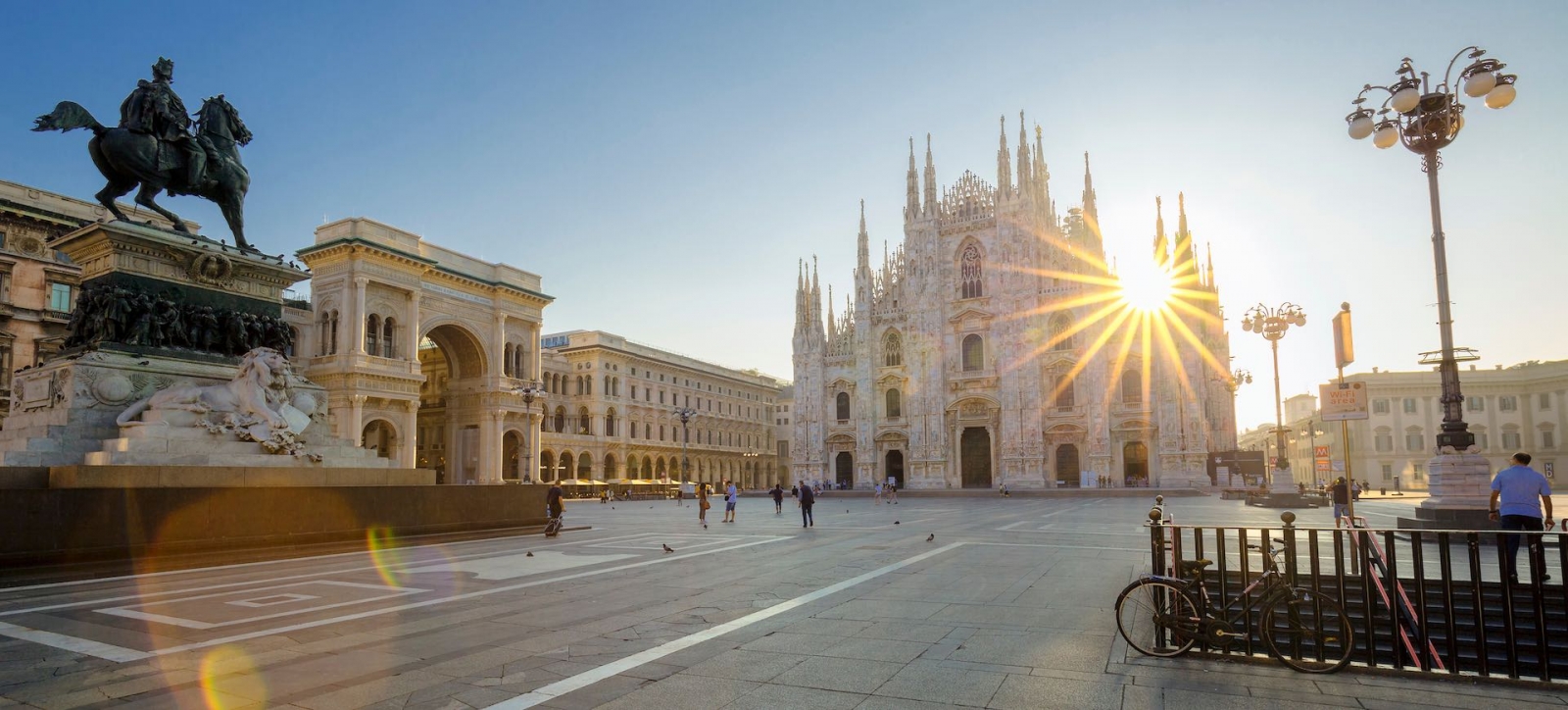 Famoso Duomo di Milano all'alba