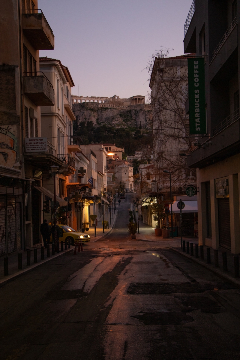 Straßen bei Nacht in Monastiraki, Athen