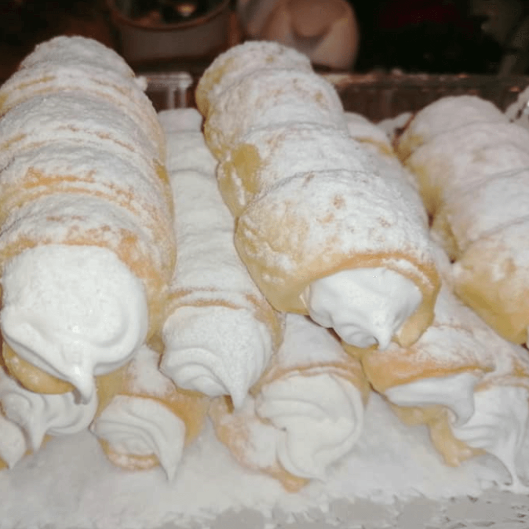 Trdelník (prononciation tchèque_ [ˈtr̩dɛlɲiːk] ; ou rarement trdlo ou trozkol) est une sorte de gâteau à la broche et une variante de Kürtőskalács. Il est fabriqué à partir de pâte enroulée autour d'un bâton, puis cuite au four et garnie d'un mélange de sucre et de noix.