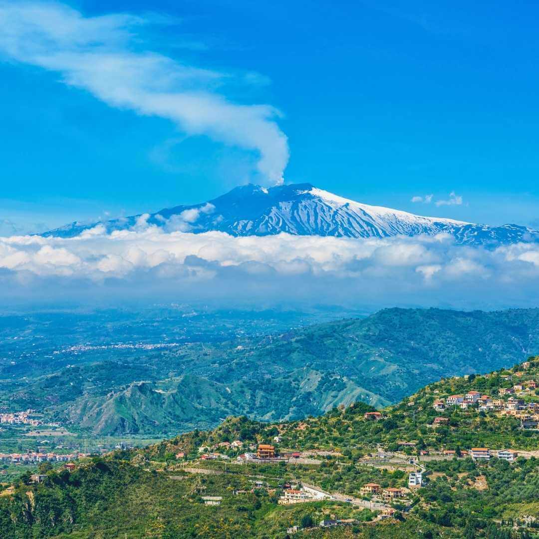 Il vulcano Etna fumante, visto da Taormina, Sicilia