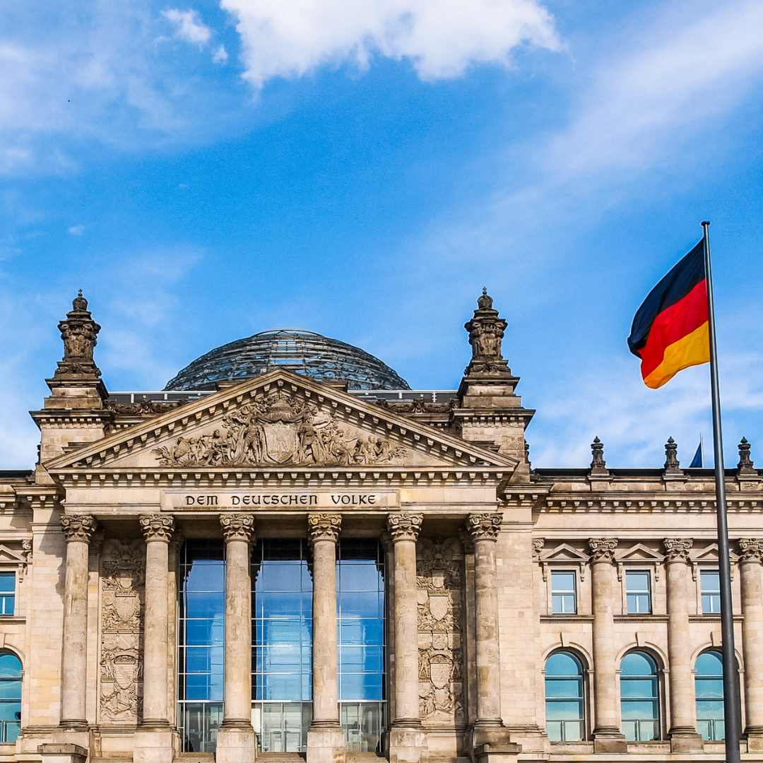 Здание парламента Рейхстага в Берлине, Германия - Dem Deutschen Volke означает "Немецкому народу"