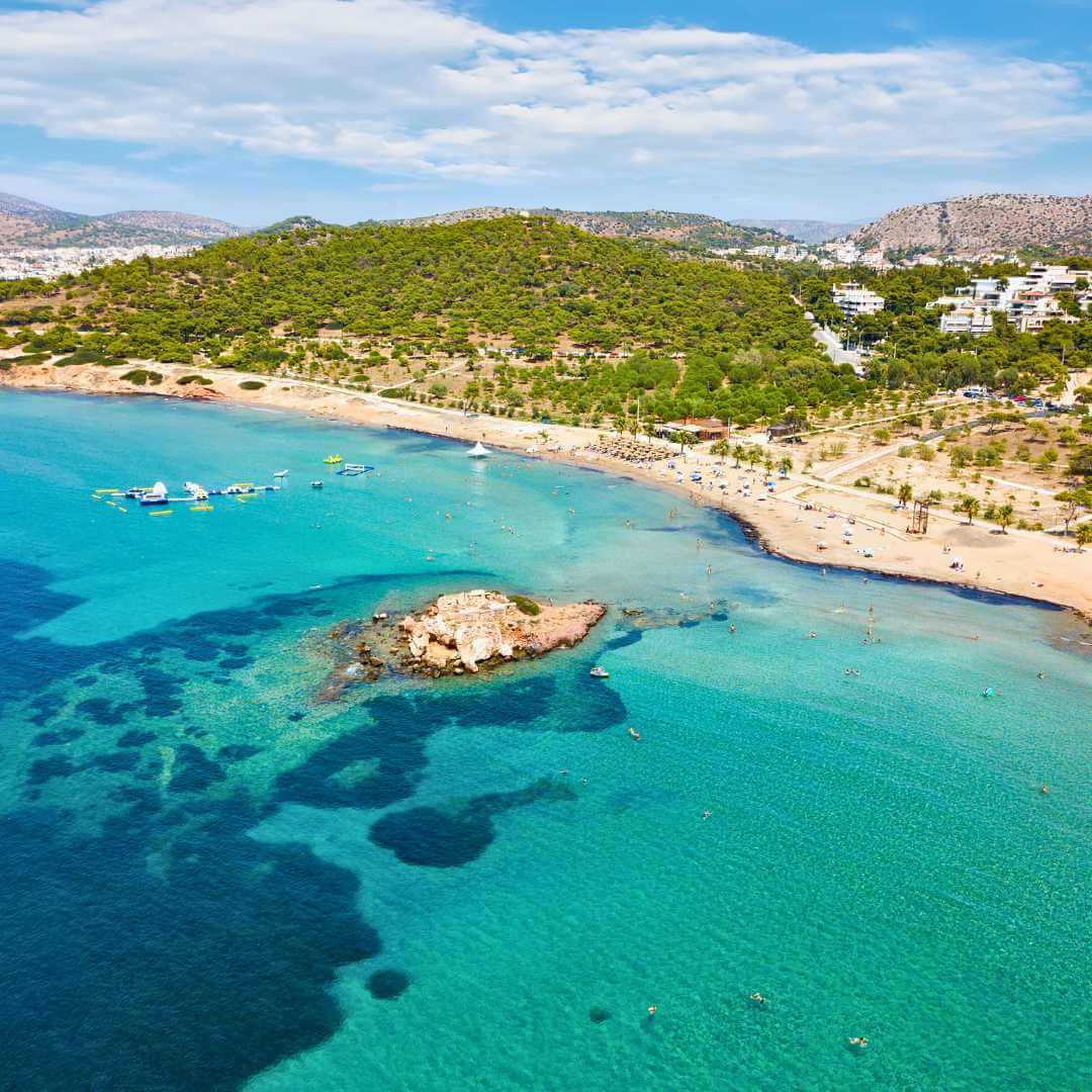 Le acque turchesi della spiaggia di Kavouri a Vouliagmeni, Atene