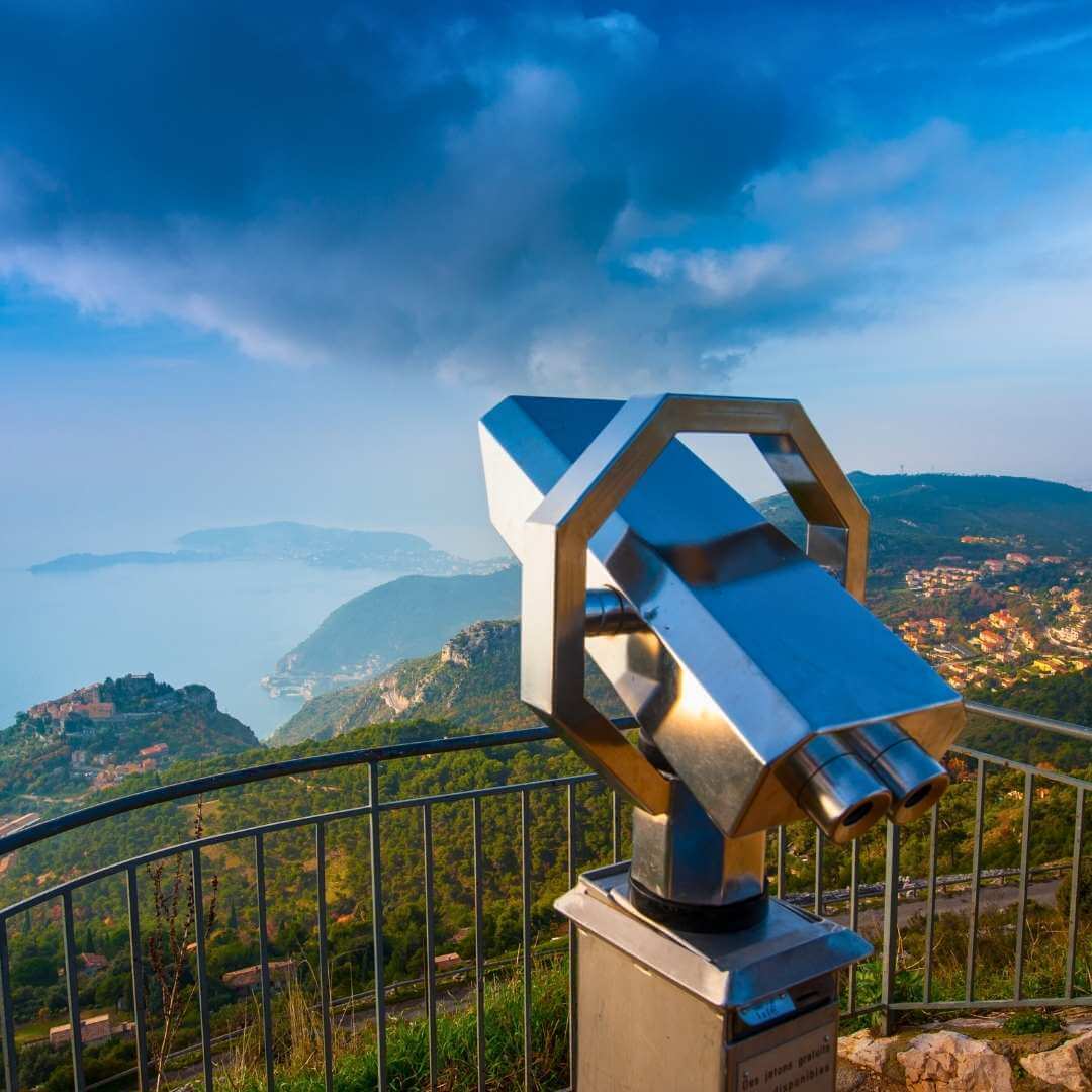 Vista sobre el mar Mediterráneo, el Cabo Ferrat y la ciudad de Eze, Costa Azul, Francia