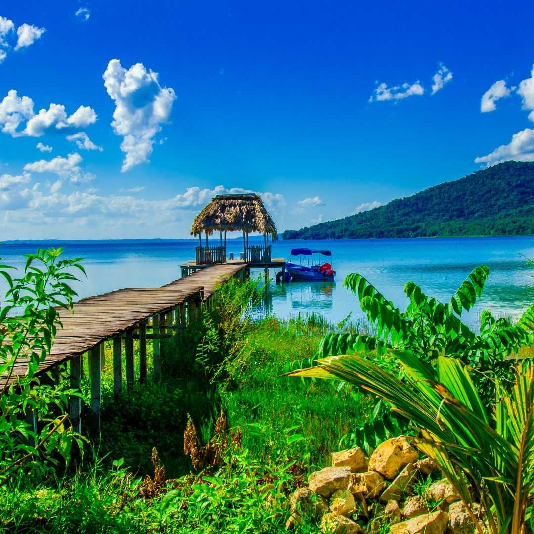 Hermoso muelle en el Lago Petén, cerca de Flores - El lago está en el norte de Guatemala, cerca de Belice