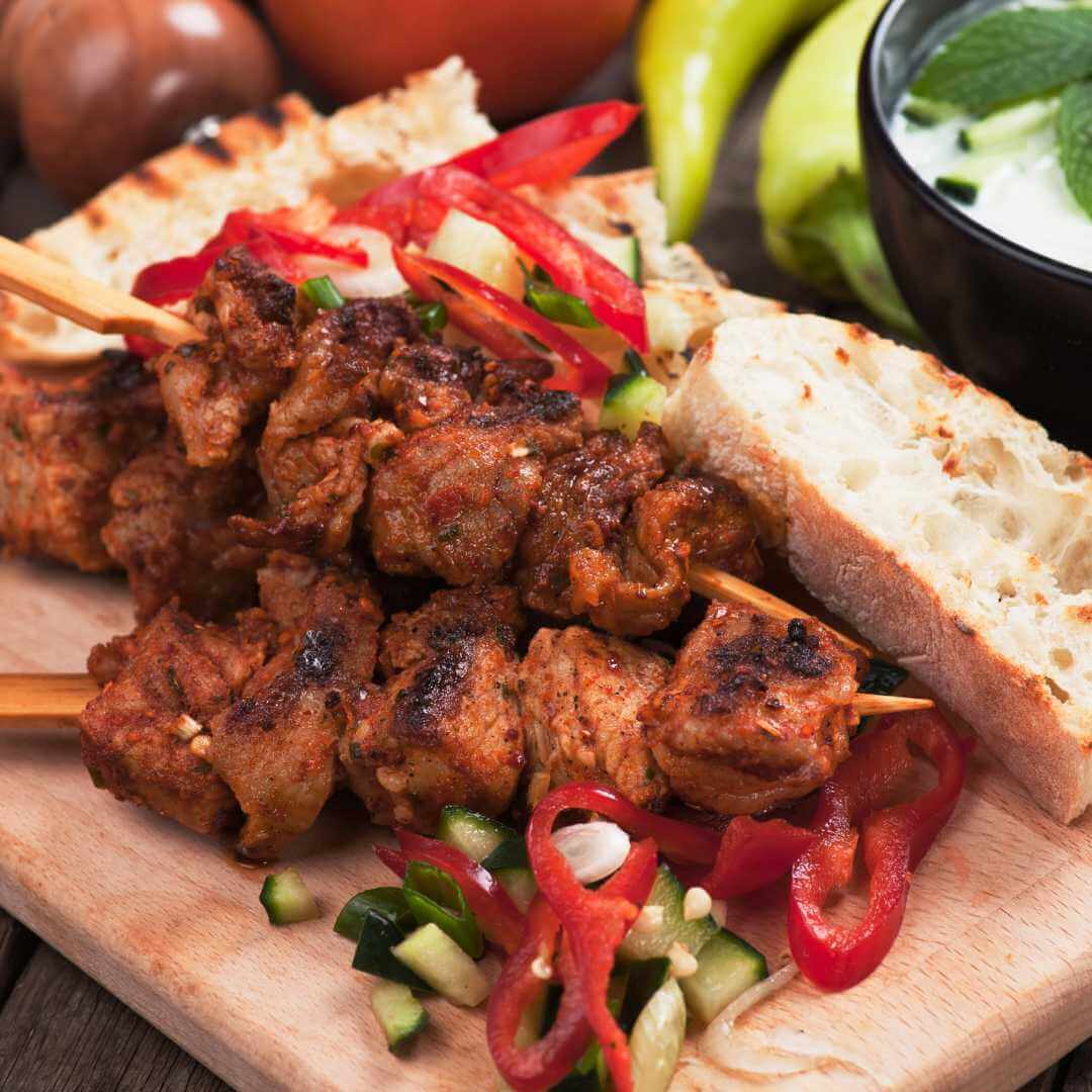 Souvlaki o kebab, spiedino di carne con pane tostato e verdure fresche