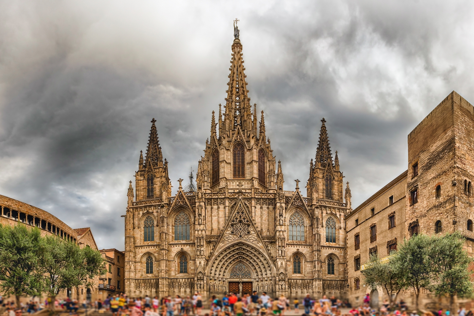 Vista panorámica con fachada de la Catedral de Barcelona, ​​Cataluña, España