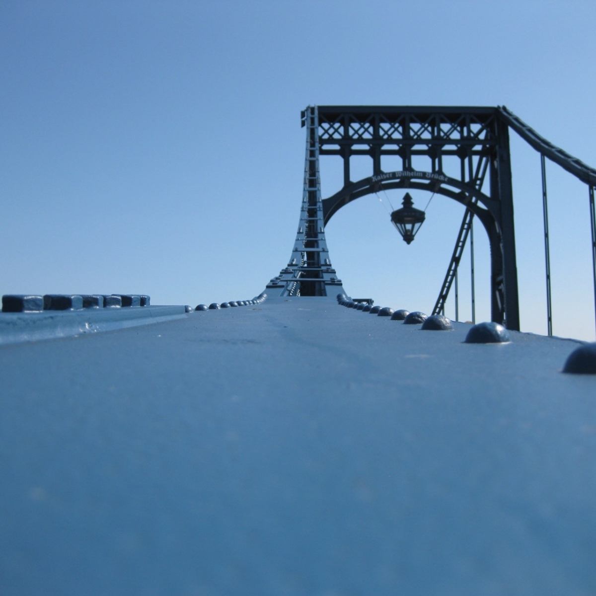 Pont Kaiser Wilhelm couvert de neige pendant l'hiver à Wilhelmshaven