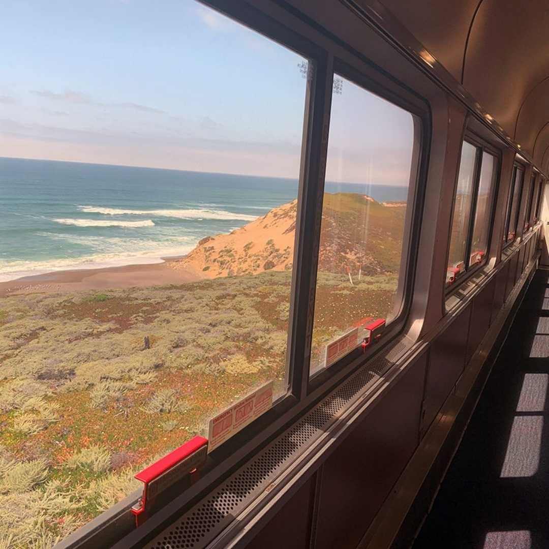 Vue sur l'océan depuis la fenêtre du California Zephir Train
