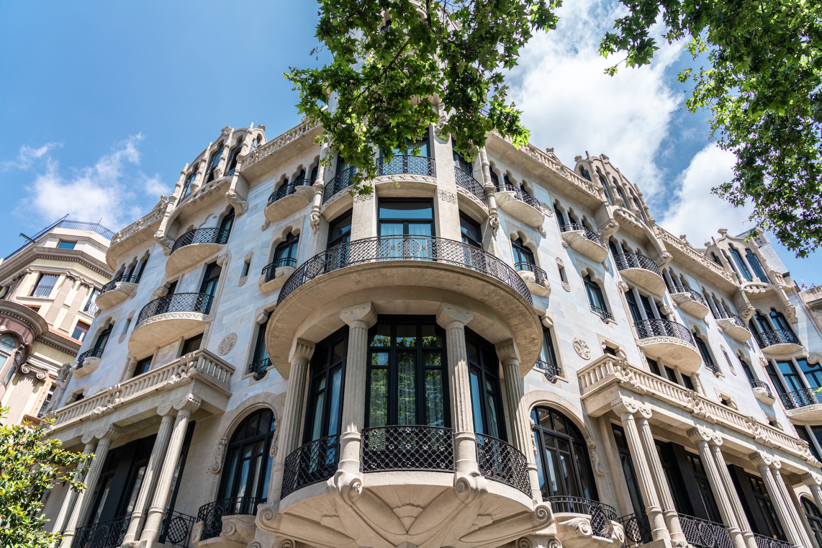 Architecture de bâtiment de façade dans la ville de Barcelone, Espagne