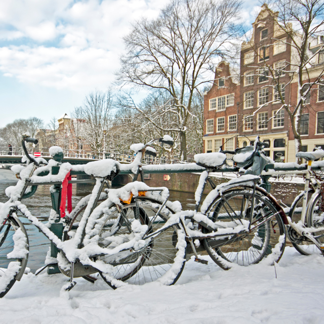 Verschneites Amsterdam in den Niederlanden