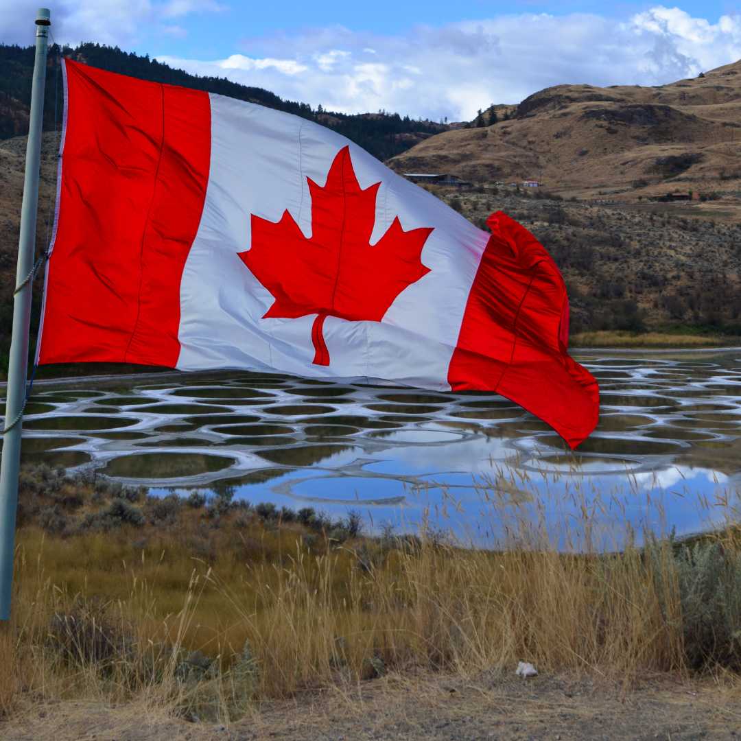 Bandera de Canadá sobre el lago manchado